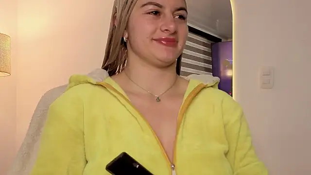 Snapshot of AtheneaRossi chatting on 10/11/25, 02:18 AtheneaRossi online show from 10/11/25, 02:18