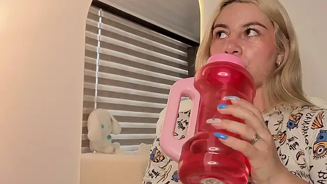 Snapshot of AtheneaRossi chatting on 10/14/25, 01:34 AtheneaRossi online show from 10/14/25, 01:34