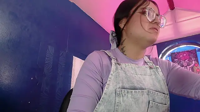 Snapshot of vitoria23_ chatting on 06/06/26, 02:33 vitoria23 online show from 06/06/26, 02:33