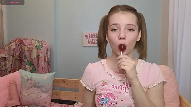 Snapshot of PrincessLittleKiki chatting on 10/11/25, 07:09 PrincessLittleKiki online show from 10/11/25, 07:09