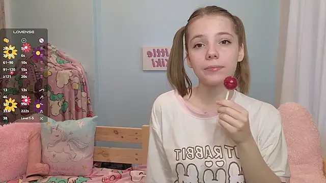 Snapshot of PrincessLittleKiki chatting on 10/10/25, 07:09 PrincessLittleKiki online show from 10/10/25, 07:09