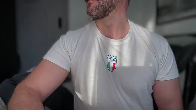 Snapshot of Mr_Beef chatting on 12/14/25, 02:22 Mr Beef online show from 12/14/25, 02:22