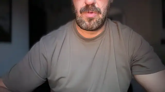 Snapshot of Mr_Beef chatting on 10/21/25, 05:01 Mr Beef online show from 10/21/25, 05:01