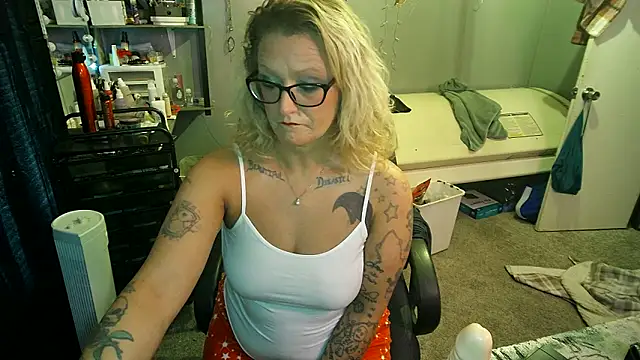 Snapshot of Lisalovely6981 chatting on 02/21/25, 01:00 Lisalovely6981 online show from 02/21/25, 01:00