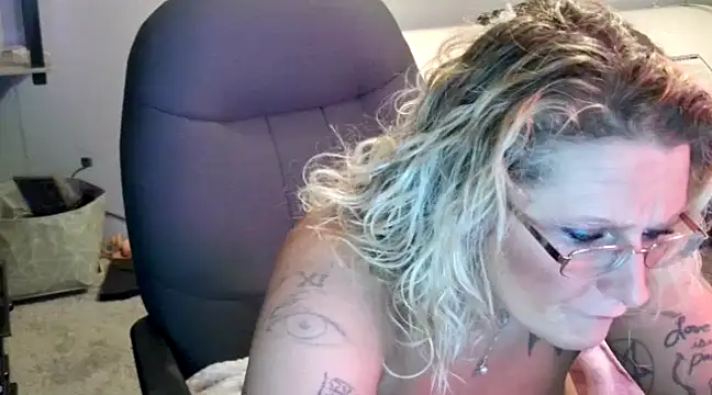 Snapshot of Lisalovely6981 chatting on 01/22/25, 12:27 Lisalovely6981 online show from 01/22/25, 12:27