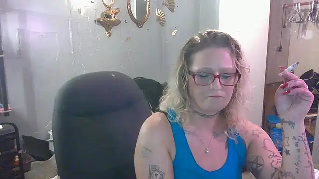 Snapshot of Lisalovely6981 chatting on 03/17/25, 11:42 Lisalovely6981 online show from 03/17/25, 11:42