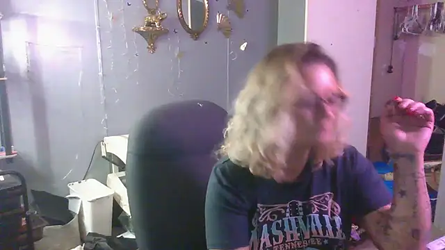Snapshot of Lisalovely6981 chatting on 03/17/25, 04:22 Lisalovely6981 online show from 03/17/25, 04:22