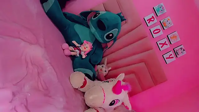 Snapshot of RoxStarts chatting on 12/23/24, 02:45 RoxStarts online show from 12/23/24, 02:45