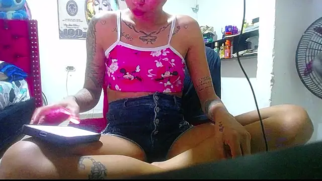 Snapshot of harry_lia_ chatting on 10/18/25, 08:33 harry lia  online show from 10/18/25, 08:33