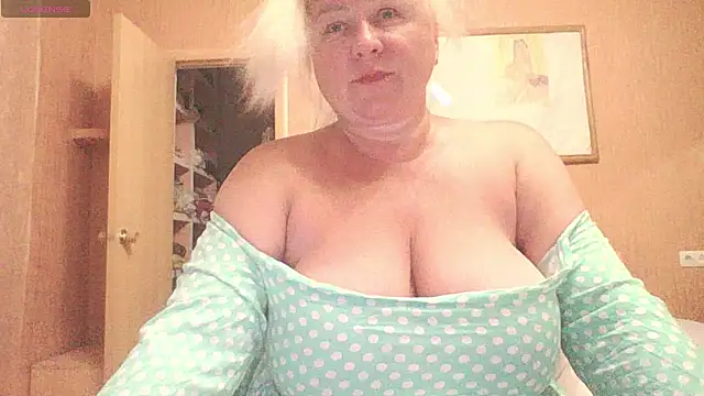 Snapshot of mira_robinsonnn chatting on 06/22/26, 03:20 mira robinsonnn online show from 06/22/26, 03:20