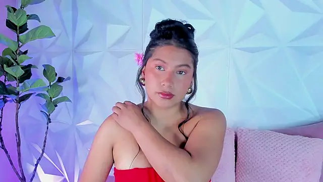 LinnaGardenia online show from 02/02/25, 02:02