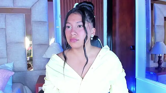 LinnaGardenia online show from 12/22/25, 01:00