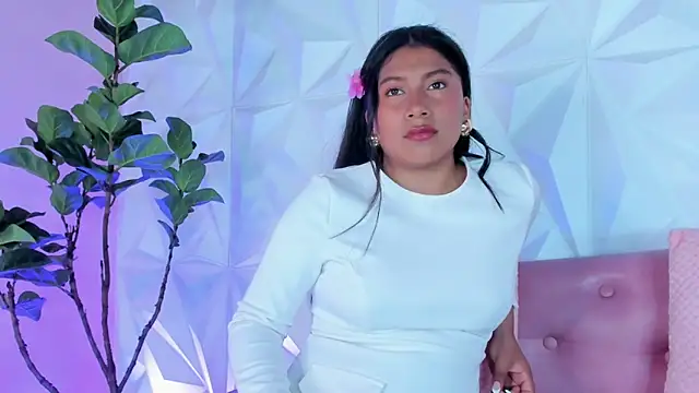 LinnaGardenia online show from 02/01/25, 05:16