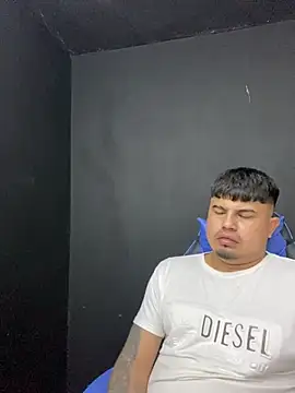 Snapshot of DickMasterfindom chatting on 06/25/26, 05:12 DickMasterfindom online show from 06/25/26, 05:12