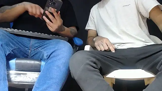 Snapshot of DickMasterfindom chatting on 06/05/26, 06:52 DickMasterfindom online show from 06/05/26, 06:52