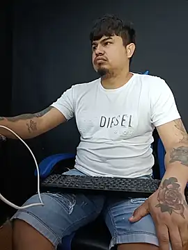 Snapshot of DickMasterfindom chatting on 06/20/26, 03:00 DickMasterfindom online show from 06/20/26, 03:00