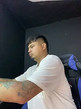 Snapshot of DickMasterfindom chatting on 07/03/26, 01:56 DickMasterfindom online show from 07/03/26, 01:56