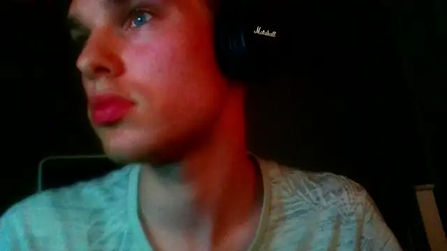 Snapshot of bluegaze6 chatting on 11/18/25, 11:02 bluegaze6 online show from 11/18/25, 11:02