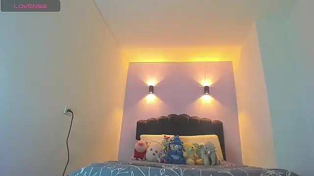 Snapshot of Sofia_Clauss_ chatting on 12/21/25, 03:08 Sofia Clauss online show from 12/21/25, 03:08