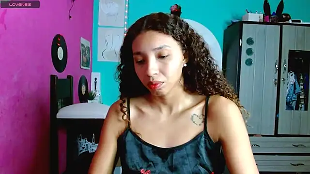 Snapshot of sensitive_brunette chatting on 10/03/25, 12:03 sensitive brunette online show from 10/03/25, 12:03