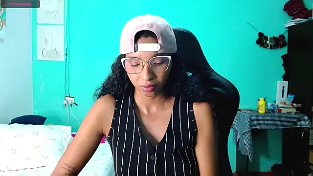 Snapshot of sensitive_brunette chatting on 06/11/26, 02:53 sensitive brunette online show from 06/11/26, 02:53