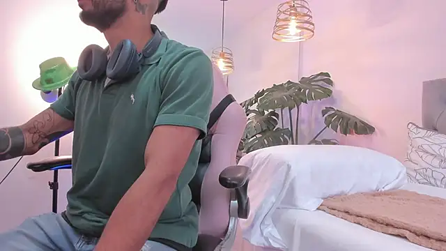 Snapshot of Tom_cooper_ chatting on 11/21/25, 01:21 Tom cooper online show from 11/21/25, 01:21