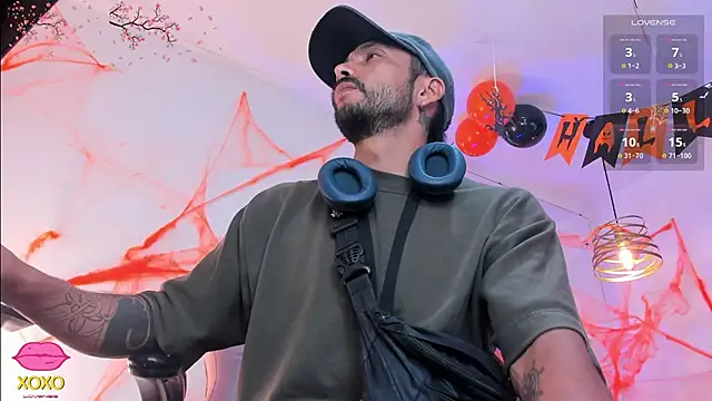 Snapshot of Tom_cooper_ chatting on 10/15/25, 12:35 Tom cooper online show from 10/15/25, 12:35