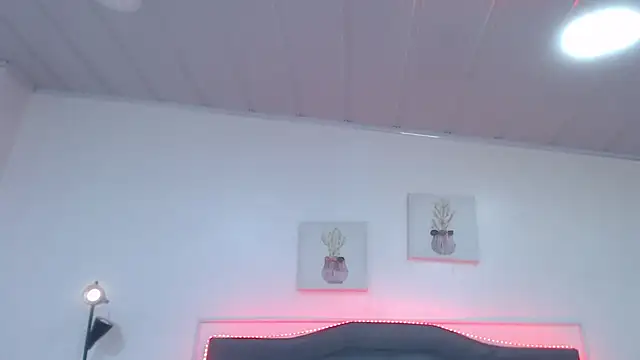 Snapshot of candy_lux_ chatting on 10/18/25, 07:05 candy lux online show from 10/18/25, 07:05