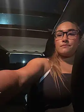 Snapshot of DarianaGuzz chatting on 10/21/25, 01:38 DarianaGuzz online show from 10/21/25, 01:38