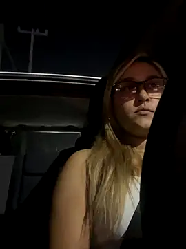 Snapshot of DarianaGuzz chatting on 10/25/25, 12:54 DarianaGuzz online show from 10/25/25, 12:54