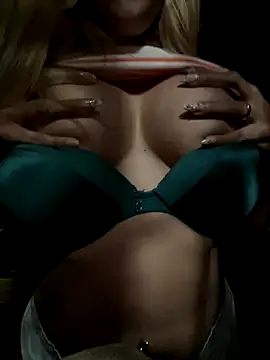 Snapshot of DarianaGuzz chatting on 01/07/26, 04:39 DarianaGuzz online show from 01/07/26, 04:39