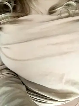 Snapshot of DarianaGuzz chatting on 11/05/25, 11:19 DarianaGuzz online show from 11/05/25, 11:19