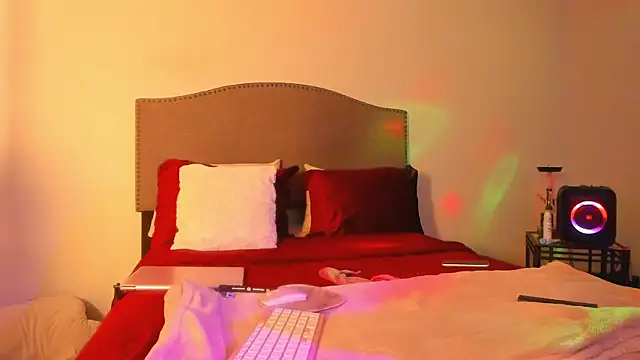 yiauana online show from 12/01/25, 03:29