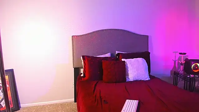 yiauana online show from 11/12/25, 08:51