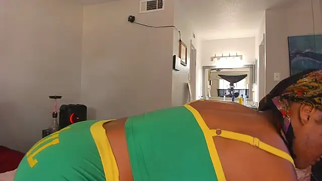 yiauana online show from 11/12/25, 08:56