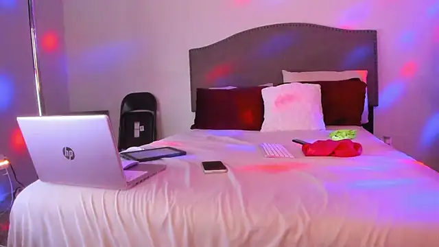 yiauana online show from 12/13/25, 08:04