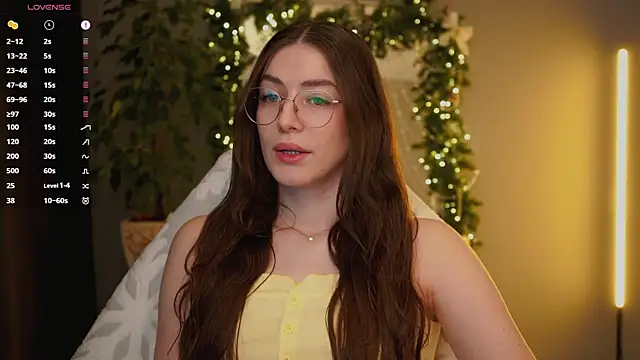 Snapshot of Ester_Hill chatting on 12/17/25, 01:43 Ester Hill online show from 12/17/25, 01:43