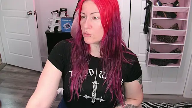 Snapshot of gennyrock chatting on 06/19/26, 02:01 gennyrock online show from 06/19/26, 02:01