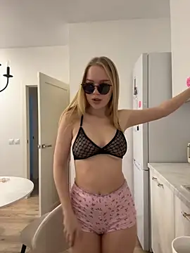 Snapshot of Little_Forest_ELF chatting on 12/04/25, 06:01 Little Forest ELF online show from 12/04/25, 06:01