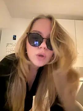 Snapshot of Little_Forest_ELF chatting on 11/19/25, 06:19 Little Forest ELF online show from 11/19/25, 06:19