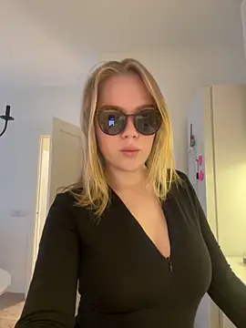 Snapshot of Little_Forest_ELF chatting on 12/05/25, 06:45 Little Forest ELF online show from 12/05/25, 06:45