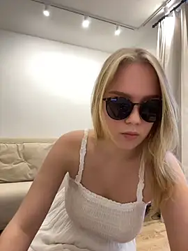 Snapshot of Little_Forest_ELF chatting on 10/30/25, 11:30 Little Forest ELF online show from 10/30/25, 11:30