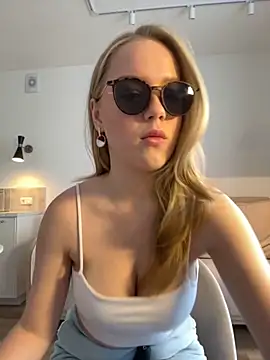 Snapshot of Little_Forest_ELF chatting on 11/21/25, 09:30 Little Forest ELF online show from 11/21/25, 09:30