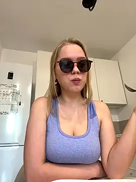 Snapshot of Little_Forest_ELF chatting on 11/17/25, 04:05 Little Forest ELF online show from 11/17/25, 04:05