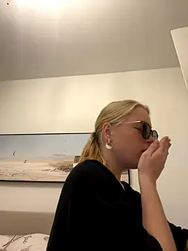 Snapshot of Little_Forest_ELF chatting on 11/07/25, 12:42 Little Forest ELF online show from 11/07/25, 12:42