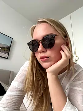 Snapshot of Little_Forest_ELF chatting on 11/15/25, 08:29 Little Forest ELF online show from 11/15/25, 08:29