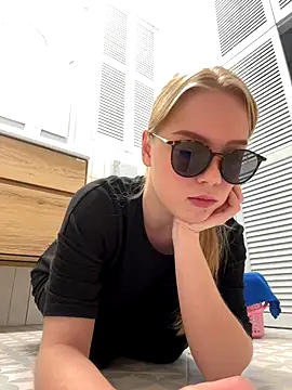 Snapshot of Little_Forest_ELF chatting on 11/14/25, 10:08 Little Forest ELF online show from 11/14/25, 10:08