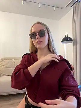 Snapshot of Little_Forest_ELF chatting on 11/02/25, 05:56 Little Forest ELF online show from 11/02/25, 05:56