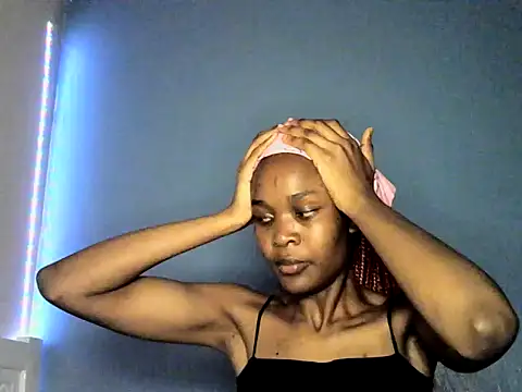 Snapshot of cyberbunnie chatting on 03/06/25, 07:43 cyberbunnie online show from 03/06/25, 07:43