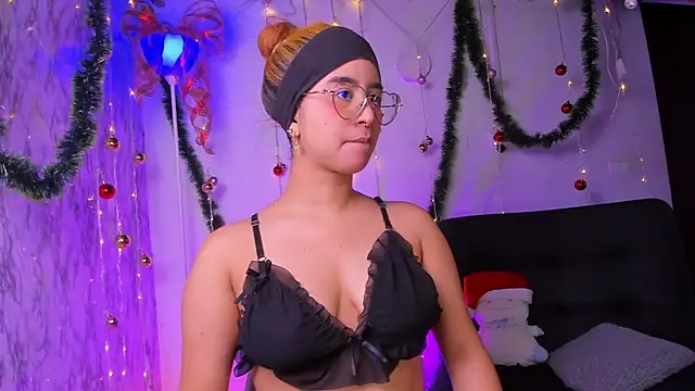 Snapshot of chloe_blue chatting on 12/18/25, 11:25 chloe blue online show from 12/18/25, 11:25